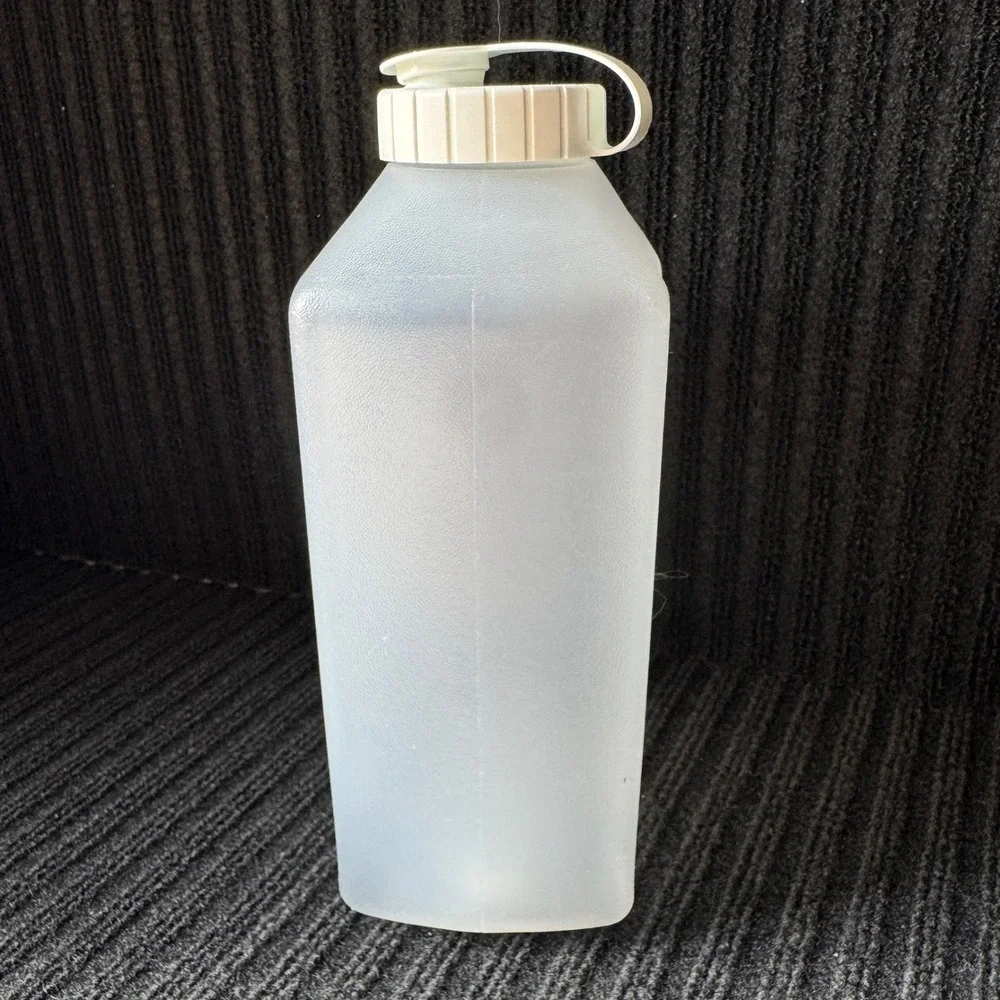 Rubbermaid Servin Saver 2 Quart Plastic Water Bottle Pitcher 2468 White Lid - Picture 3 of 8
